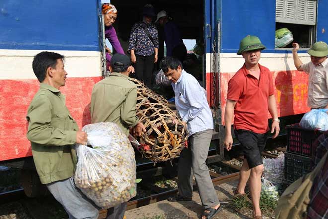 Nhiều người dân tại các tỉnh Hải Dương, Bắc Giang, Bắc Ninh... sử dụng đoàn tàu này làm phương tiện vận chuyển nông sản tới Hạ Long tiêu thụ.