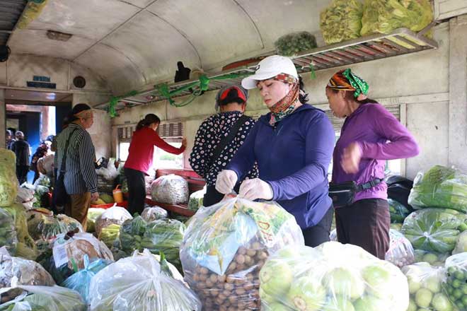 Sau khi qua ga Kép, các toa của tàu chật cứng nông sản....