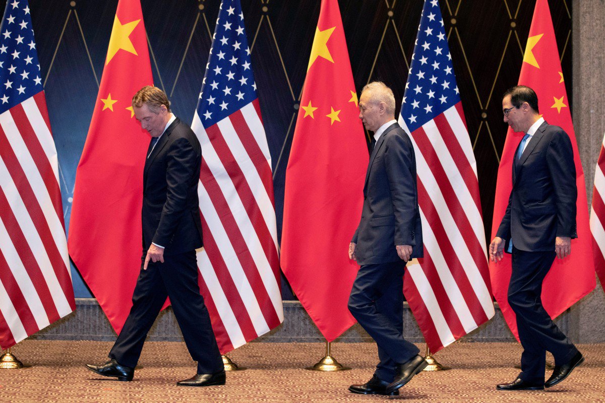 Phó Thủ tướng Trung Quốc Lưu Hạc (giữa)&nbsp;và hai quan chức Mỹ trong vòng đàm phán gần nhất ở Thượng Hải ngày 31.7.