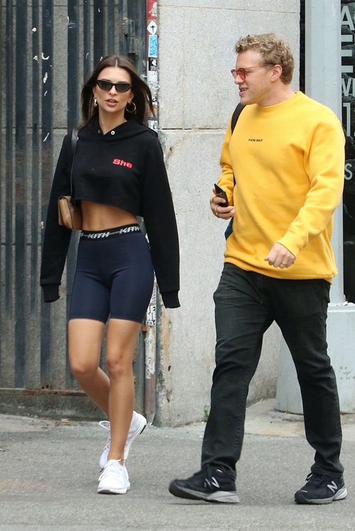 Học siêu mẫu Emily Ratajkowski phối từ váy tới quần với sneaker trắng - 11