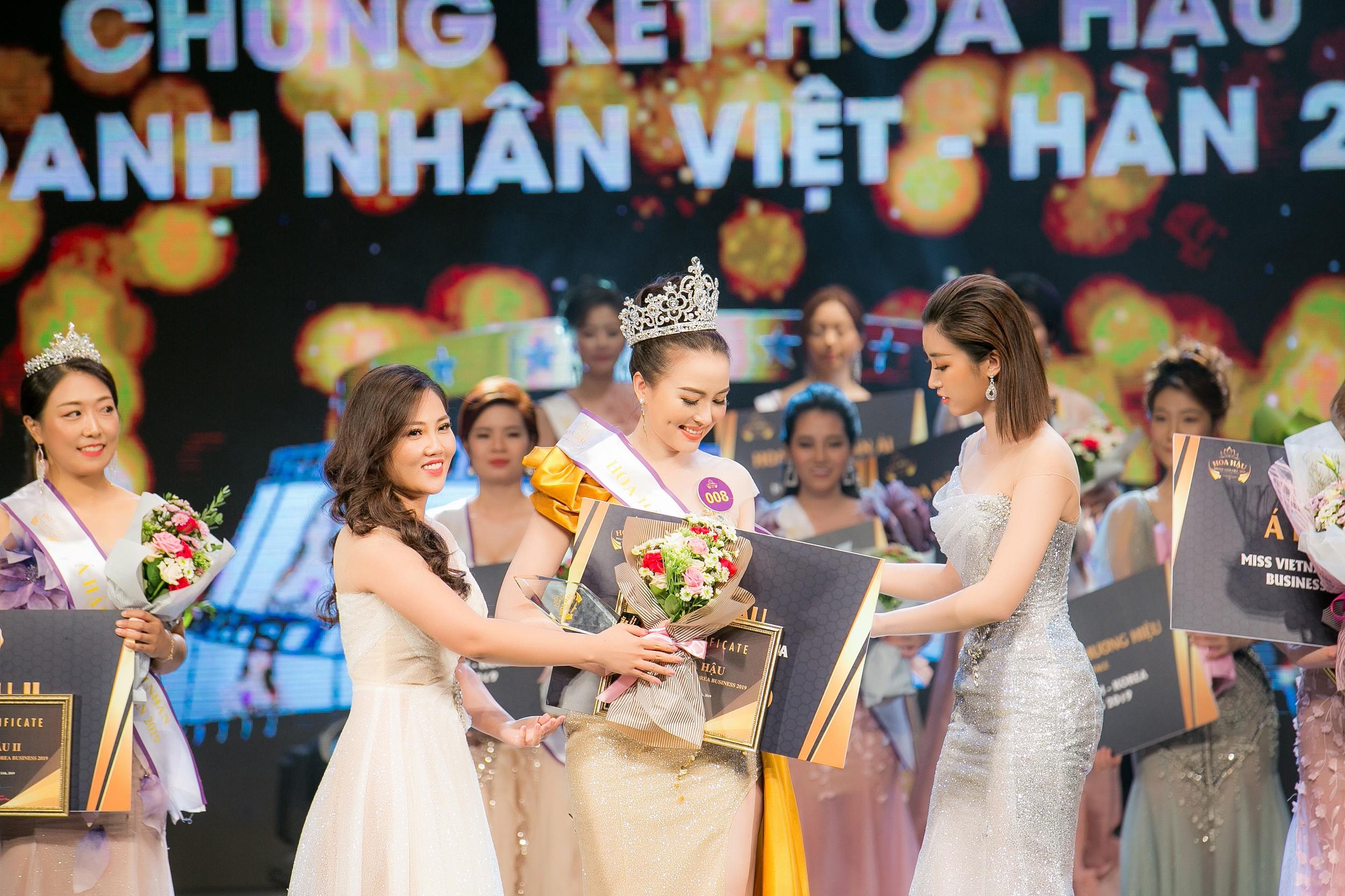 HH Đỗ Mỹ Linh: "Sau khi trao lại vương miện, tôi đã đi bar để... thư giãn" - 3