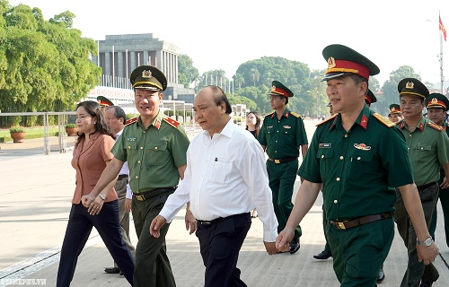 Thủ tướng Nguyễn Xuân Phúc kiểm tra Công trình, khu vực Lăng Chủ tịch Hồ Chí Minh. Ảnh: VGP