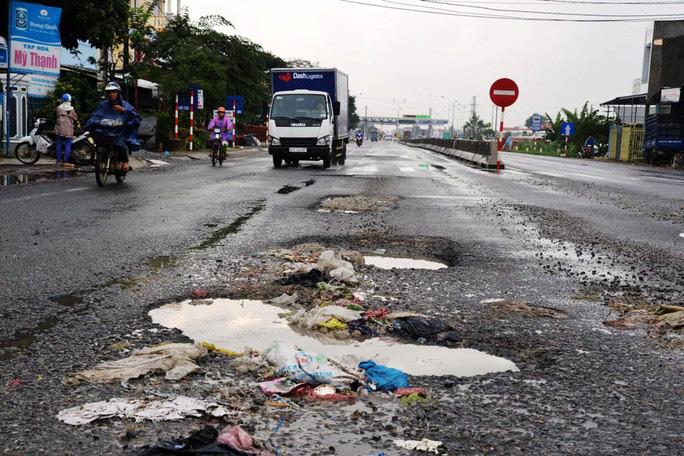 Ổ gà, ổ voi có thời gian xuất hiện dày đặc trên tuyến Quốc lộ 1 đoạn từ TP Quảng Ngãi đến huyện Đức Phổ, tỉnh Quảng Ngãi - Ảnh: Tử Trực