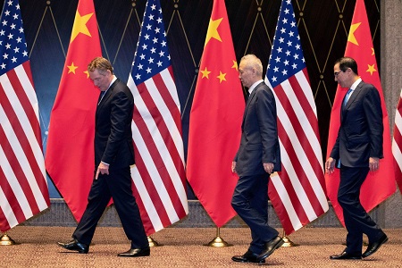 Tổng thống Mỹ vừa ra quyết định lùi thời hạn áp dụng thuế và xóa bỏ thuế quan với một số mặt hàng Trung Quốc. Ảnh Reuters