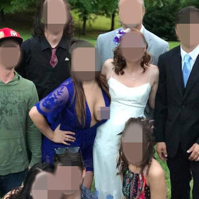 Trang phục phản cảm của phù dâu trong một đám cưới tại Virginia.