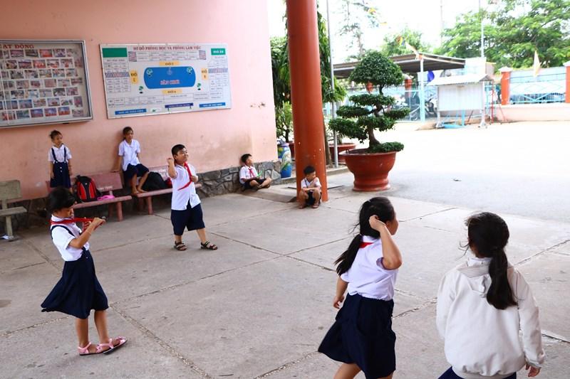 Học sinh tại trường tiểu học T.Đ&nbsp; vui chơi chờ cha mẹ đến đón sau giờ tan học