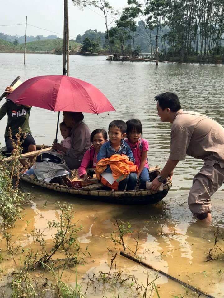 Anh Nghị cho biết món quà tuy giá trị không lớn, chỉ là bánh kẹo, vài ký gạo, đường, bột ngọt, dầu ăn và ít tiền mặt… nhưng anh hy vọng những người nhận họ cảm thấy ấm lòng vì được quan tâm, chia sẻ.