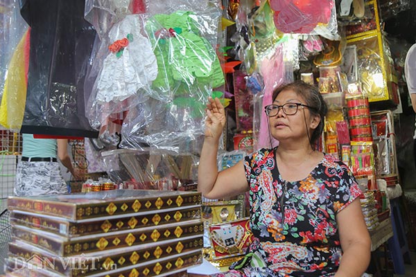 Bà Sâm, chủ một cửa hàng vàng mã trên phố Hàng Mã cho biết, riêng cửa hàng của bà còn có những mẫu váy, áo trẻ em bằng giấy rất đẹp, do chính bà cùng nhân viên tự tay làm thủ công. Hàng năm có nhiều khách tìm đến cửa hàng bà để mua mặt hàng này.