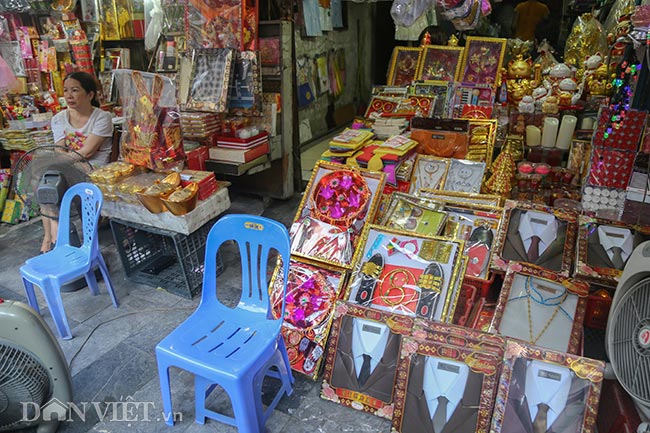 Bên cạnh các loại vàng mã truyền thống như tiền giấy, áo quan, ngựa giấy... còn có các mẫu mới như áo vest, sơ mi, quần kaki.