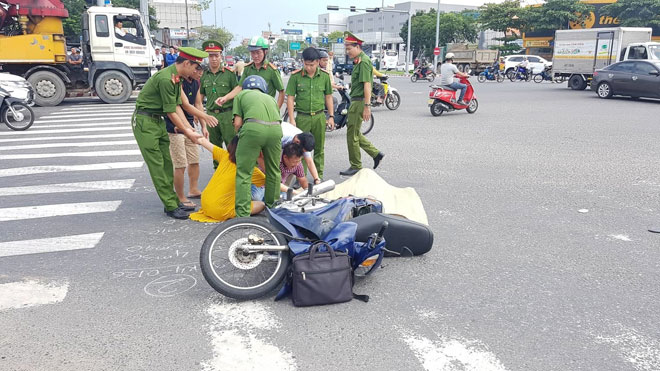 Người thân khóc ngất bên thi thể cụ ông