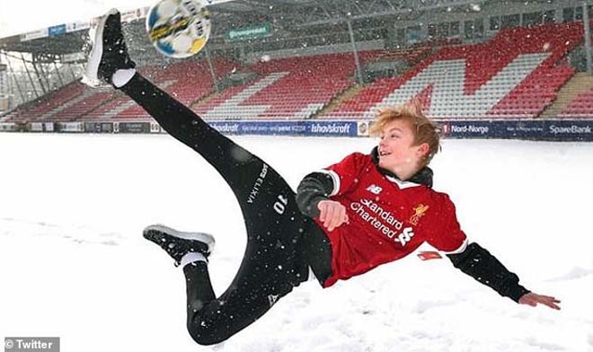 Isak Hansen-Aaroen gia nhập MU, dù từng ăn tập tại lò của Liverpool