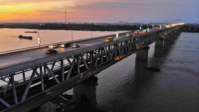 Cầu Thăng Long cao 2 tầng, dài hơn 3 km, bắc qua sông Hồng và nằm trên đường Phạm Văn Đồng, nối sân bay quốc tế Nội Bài với trung tâm Hà Nội. Sau hơn 30 năm sử dụng, cầu đã trải qua hàng chục lần sửa chữa và hai lần đại tu với kinh phí lên tới hàng trăm tỷ đồng.