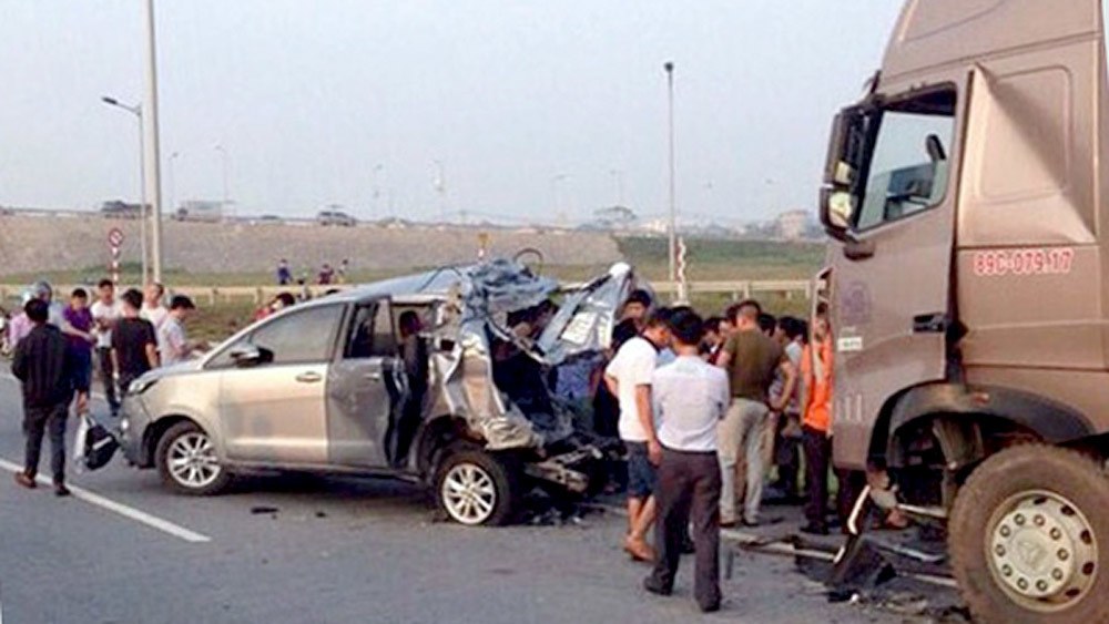 Hiện trường vụ tai nạn giữa xe Innova đi lùi trên cao tốc và xe đầu kéo