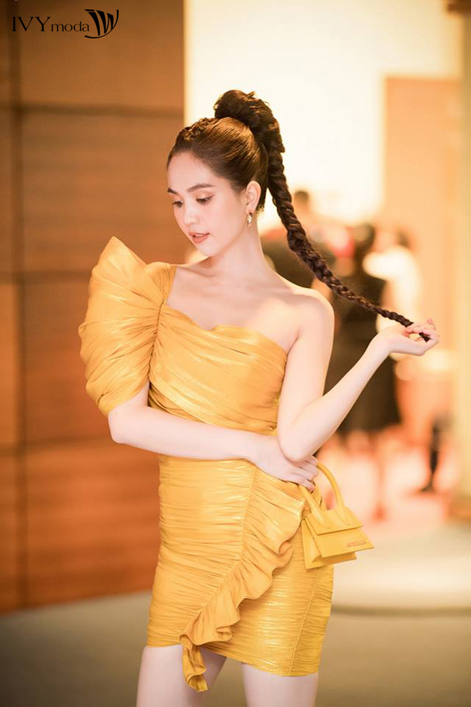 Ngọc Trinh đụng hàng 1 chiếc váy "nữ thần" với loạt mỹ nhân Việt Ngọc Trinh đụng hàng 1 chiếc váy "nữ thần" với loạt mỹ nhân Việt
