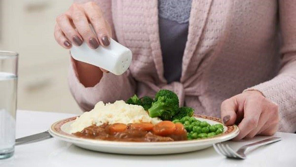 Ăn mặn không tốt cho sức khỏe lại dễ tích nước gây tăng cân
