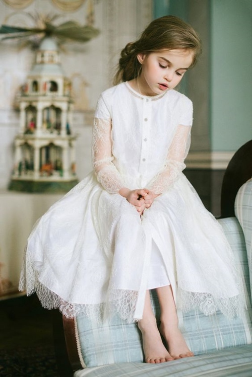 Chiếc váy trắng đầu đời ba mẹ đã tặng là chiếc váy đẹp nhất, được lưu giữ lâu nhất qua năm tháng