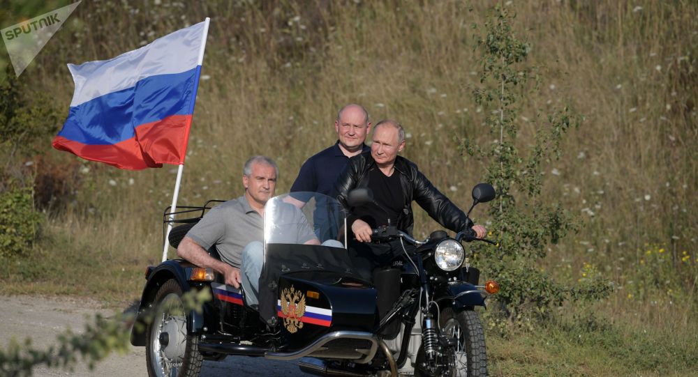 Ông Putin gây ấn tượng khi xuất hiện trong một sự kiện mô tô ở bán đảo Crimea.