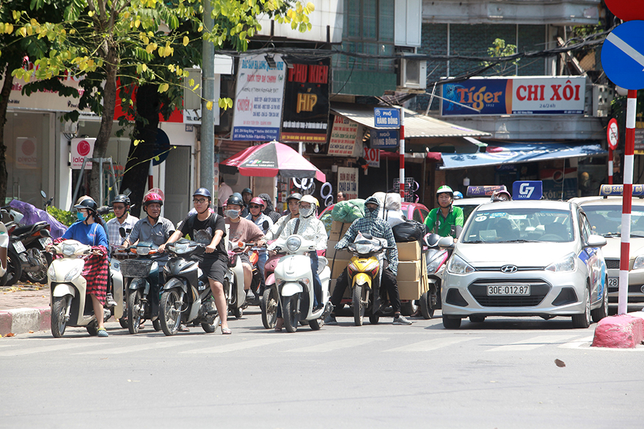 Theo Trung tâm khí tượng thủy văn Quốc gia, những ngày này tại khu vực Hà Nội, nắng nóng diễn ra trên diện rộng với nhiệt độ cao nhất phổ biến 37-39 độ C. Tuy nhiên, do hiệu ứng đô thị, nhiệt độ ngoài trời có thể lên đến hơn 40 độ C.&nbsp;