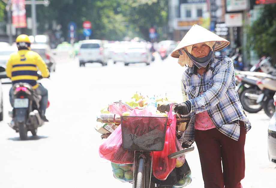 Những người bán hàng rong, rong ruổi khắp các con phố, gồng mình mưu sinh trong nắng nóng.