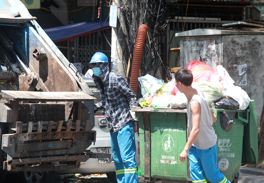 Công nhân môi trường dọn rác giữa trưa trên phố Hào Nam.