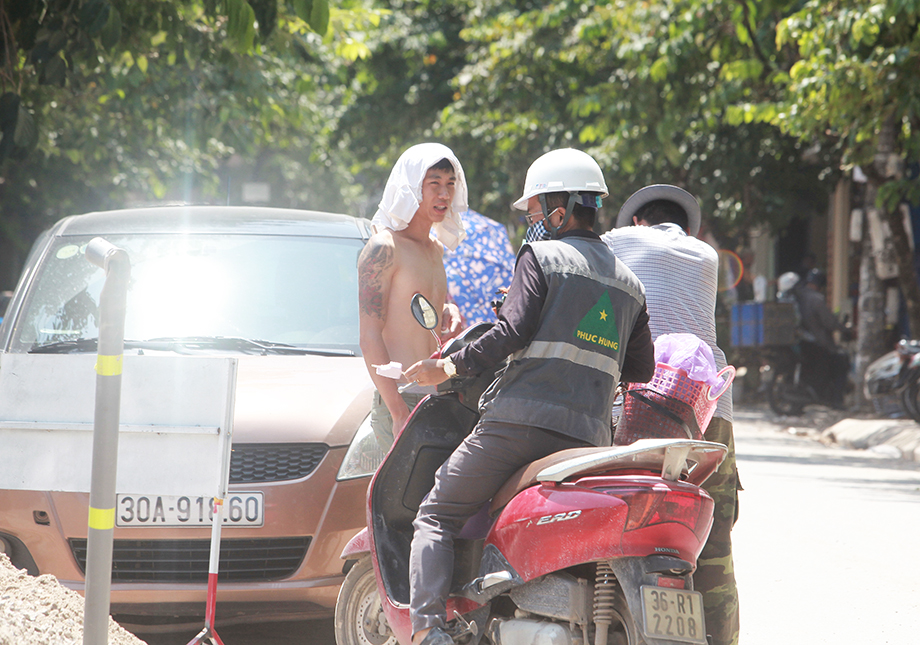 Người dân tìm đủ mọi cách khi đi ra đường trong những ngày này.