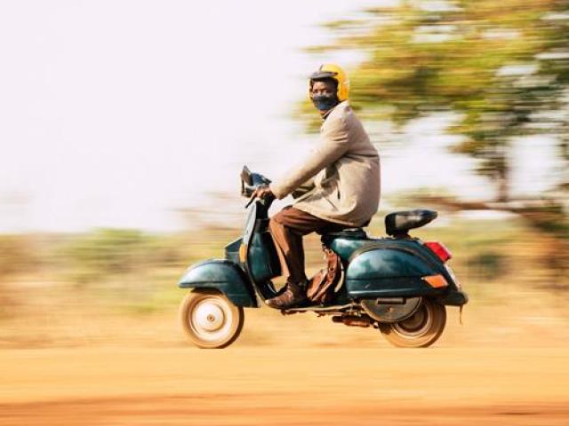 Kinh dị nghề chuyển phát nhanh thi thể bằng… xe máy ở châu Phi
