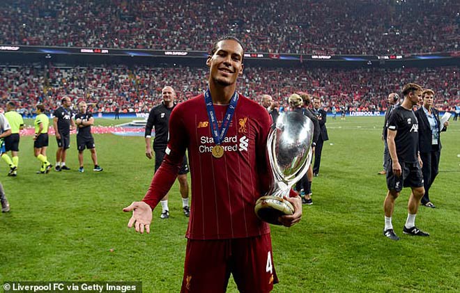 Van Dijk chụp ảnh khoe dáng ẵm Siêu cúp châu Âu 2019 vừa giành được cùng Liverpool ở Thổ Nhĩ Kỳ