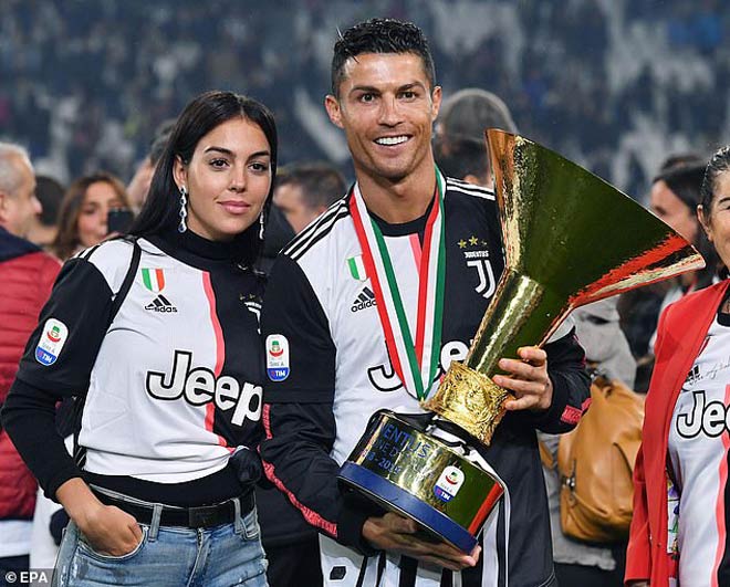 Cô bồ xinh đẹp Georgina Rodriguez và Cristiano Ronaldo bên scudetto ngay mùa đầu tiên siêu sao 34 tuổi người Bồ Đào Nha sang Ý chơi cho Juventus