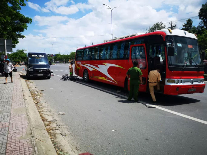 Xe máy ngã xuống đường, bị xe khách cán qua khiến cháu trai 11 tuổi tử vong