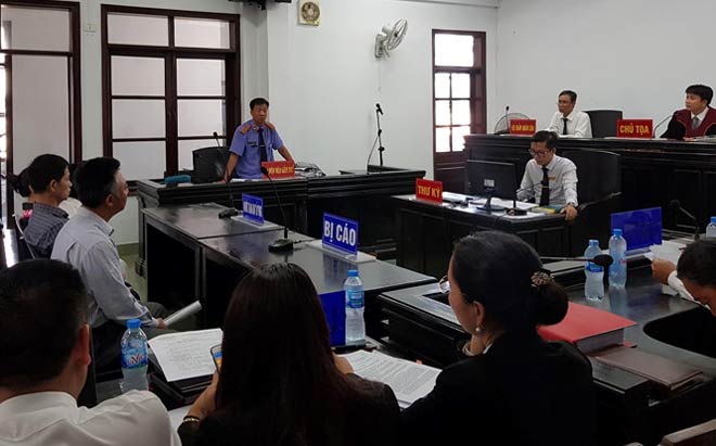 Đại diện Viện KSND TP Nha Trang công bố cáo trạng tại phiên toà ngày 12/8.