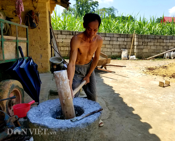 Bánh được làm và giã theo cách thủ công nên dẻo và mềm hơn so với làm bằng máy móc.&nbsp;