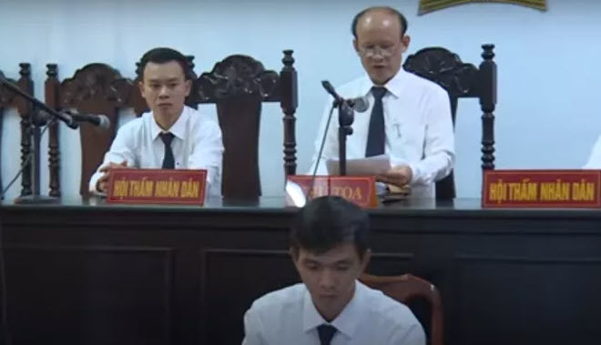 Ông Nguyễn Văn Bằng (đứng) chủ tọa phiên tòa xét xử vụ&nbsp;hiếp dâm&nbsp;hôm 12-8