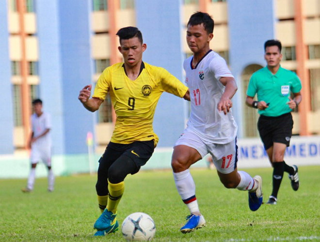U18 Malaysia (áo vàng) thua U18 Thái Lan&nbsp;nhưng vẫn giành vé vào bán kết