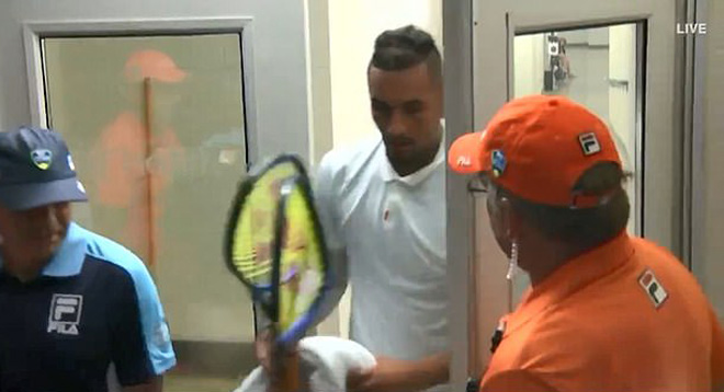 Kyrgios đập gãy 2 cây vợt trên đường vào nhà vệ sinh