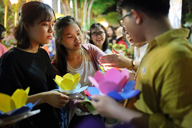 &#34;Biển người&#34; đi thả hoa đăng báo hiếu, sông Sài Gòn rực sáng dịp lễ Vu Lan - 5