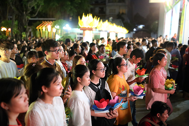 Sau nghi thức làm lễ Vu lan của nhà chùa, người dân và Phật tử xếp hàng để thả hoa đăng xuống sông Sài Gòn.