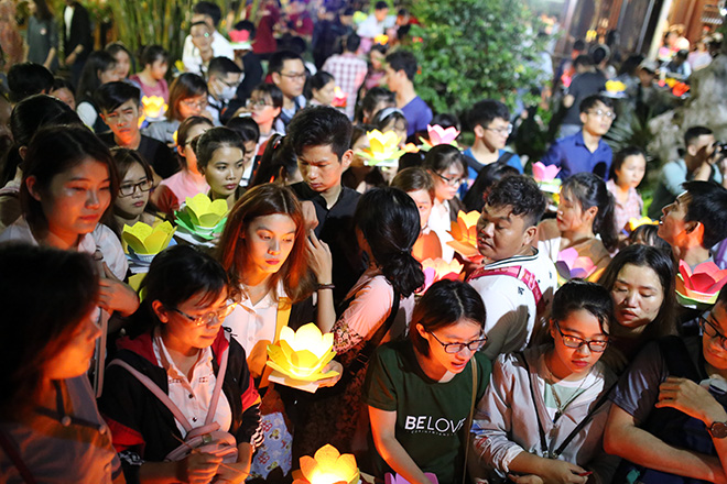 “Biển người” ở chùa Diệu Pháp trong đêm rằm tháng 7. Tuy đông, nhưng mọi người cầm hoa đăng di chuyển trật tự ra phía bờ sông Sài Gòn để thả những đèn hoa đăng có nhiều ước nguyện theo dòng nước.