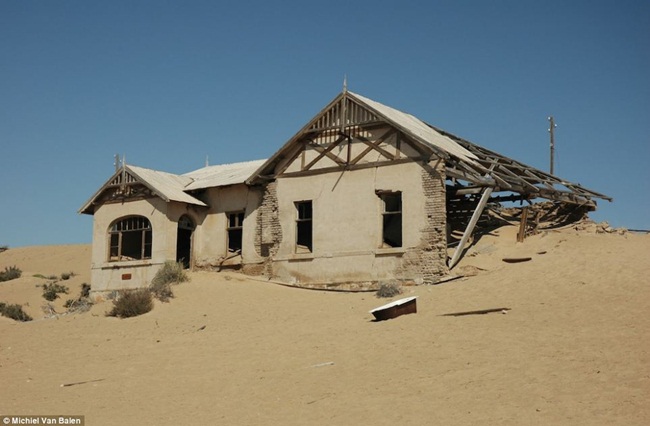 Hiện nay, Kolmanskop hoang vu, không ai đặt chân đến. Nhà, cửa, xe cộ đều chìm trong cát.