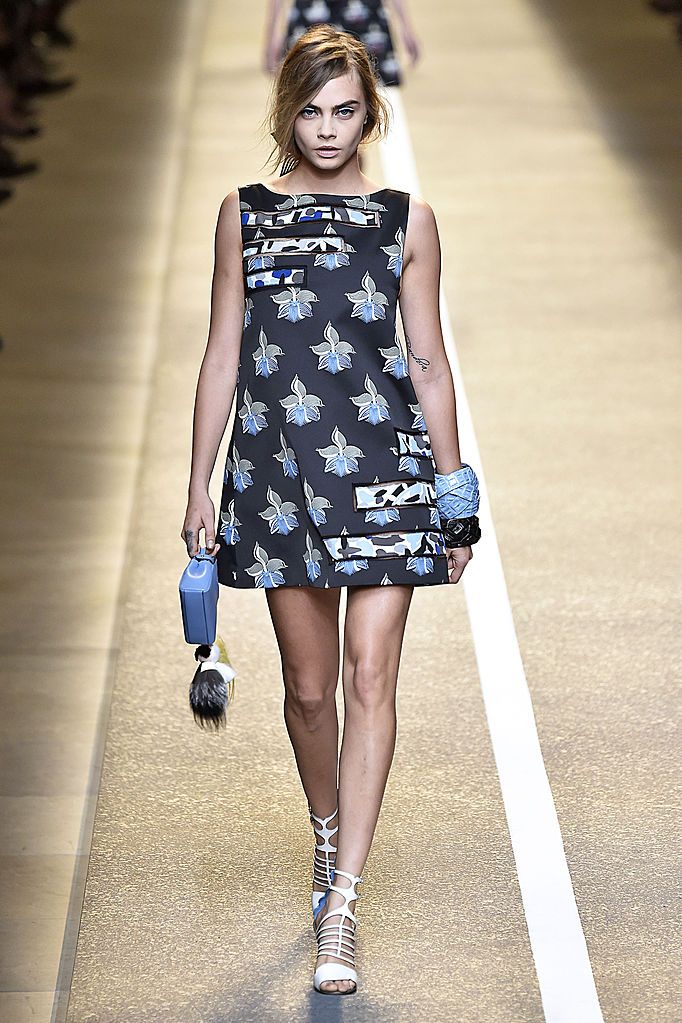 Fendi Xuân 2015 Cara Delevingne lên sàn catwalk với một chiếc kẹp bé màu xanh đối diện với vòng tay phối màu.