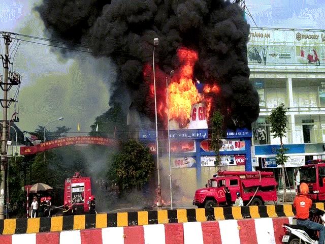 Clip: Cháy lớn tại siêu thị ở Bắc Giang, ”quả cầu lửa” bốc lên dữ dội