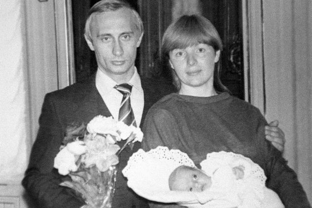 Ông Putin trong bức ảnh chụp cùng người vợ Lyudmila năm 1985.