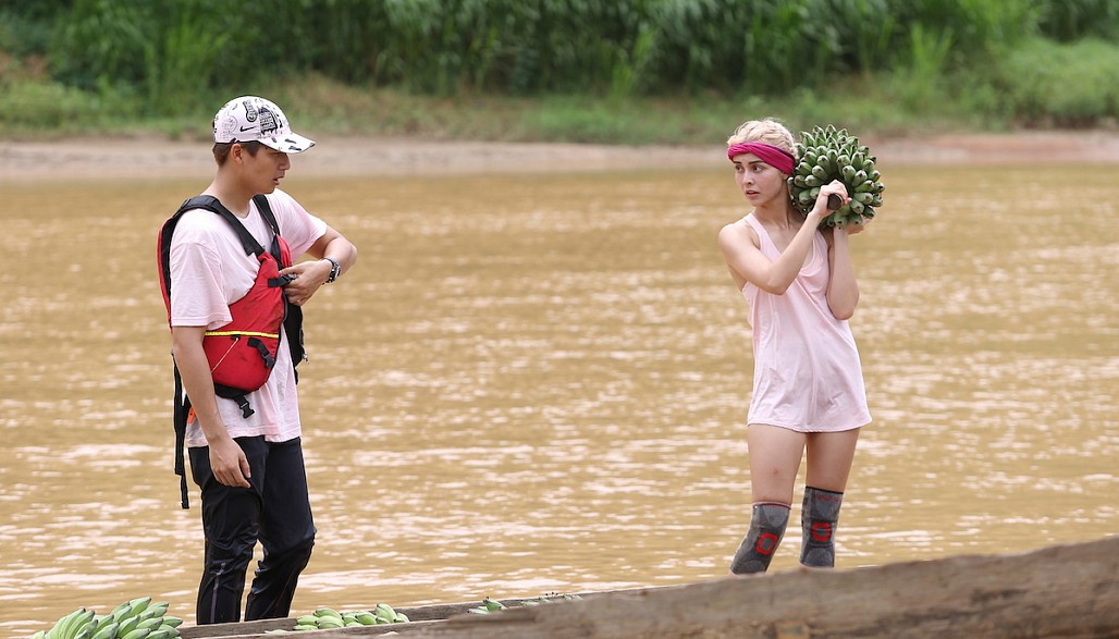 Chỉ một cơn gió thoảng qua cũng khiến chiếc áo mỏng dính&nbsp;chặt vào người lộ đường cong. Với chiếc áo này, khán giả gợi ý những cách mix đơn giản cho MLee mà không gây phản cảm như quần short jean: năng động khỏe khoắn hoặc quần short thể thao có độ co giãn đa chiều, thoải mái trong các hoạt động chạy nhảy...