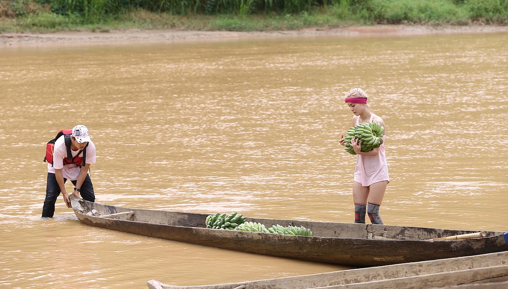 Có thể trang phục này giúp cô nàng thoải mái trong việc thực hiện thử thách nhưng lại khiến người xem có cảm giác như cô đang mặc đồ ngủ.