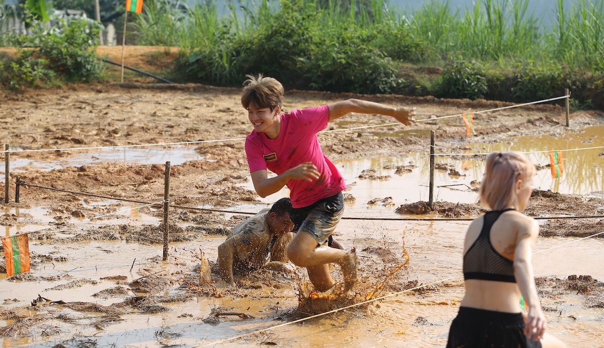 MLee khỏe khoắn với áo bra thể thao khoét lưng khi tham gia thử thách để lộ làn da trắng nuột nà.