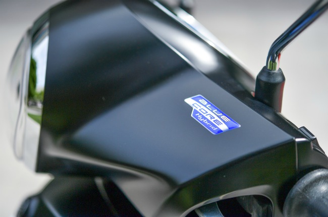 Xe kết hợp công nghệ động cơ xăng Blue core nhẹ hơn so với các phiên bản khác, cùng với bộ phát điện thông minh.