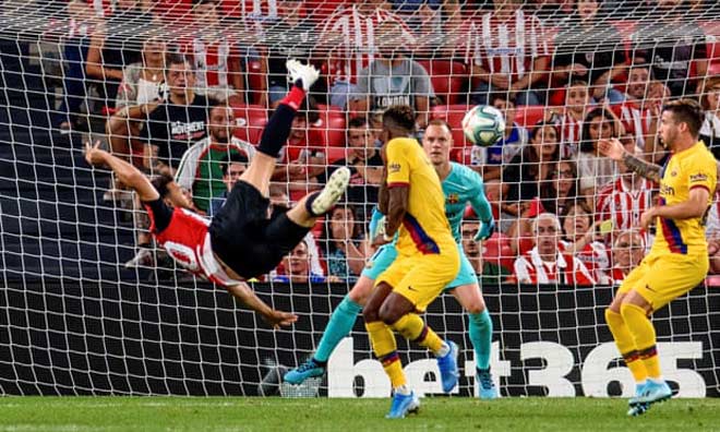 Tiền đạo đã 38 tuổi Aduriz tung cú "cắt kéo" ghi bàn vào lưới Barcelona giúp Athletic Bilbao thắng sốc