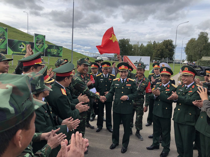 Thượng tướng Phan Văn Giang, Tổng Tham mưu trưởng QĐND Việt Nam, chúc mừng Đội trưởng Đội Xe tăng Việt Nam, Đại tá Phan Hải Long.