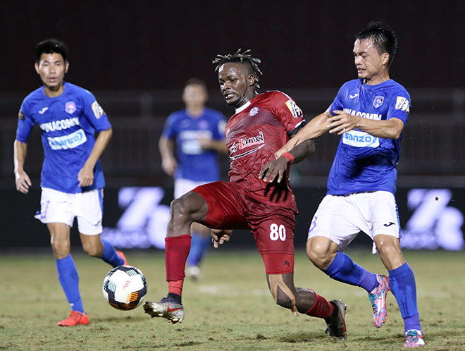 TP.HCM (áo đỏ) giành chiến thắng 3-1 trước Than Quảng Ninh