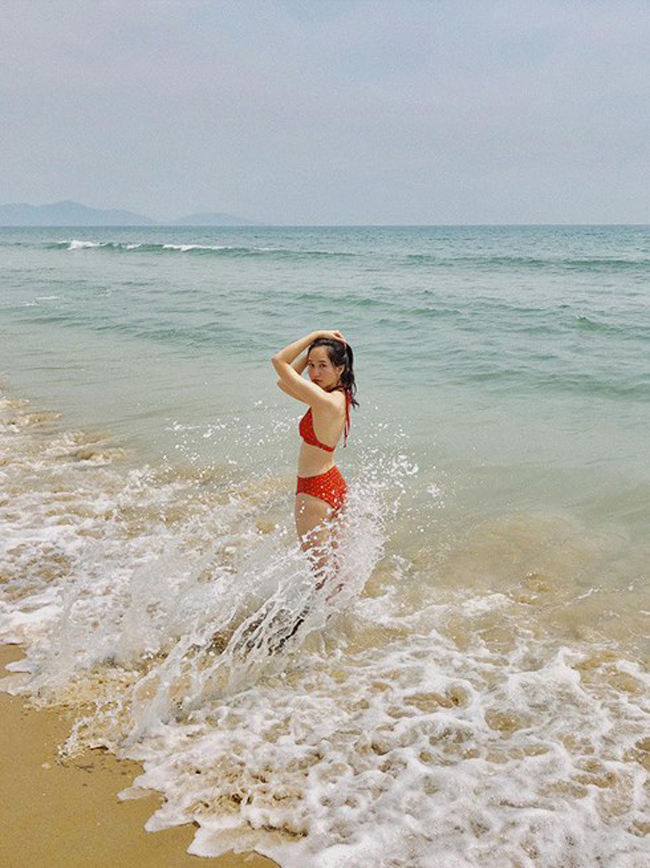Mới đây nữ diễn viên trẻ Trúc Anh của dự án phim điện ảnh "Mắt biếc" bất ngờ chia sẻ ảnh bikini bên bãi biển. Cư dân mạng trầm trồ trước body gợi cảm hiếm khi được ngôi sao 9X này đăng tải trên mạng.