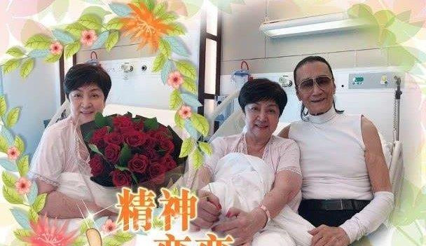 Biết tin vợ cũ bị bệnh, Tạ Hiền đã đến thăm và tặng bà hoa hồng